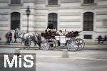 21.11.2023, Österreich, die Hauptstadt Wien. Ein Fiaker fährt Touristen durch die malerische Altstadt. 