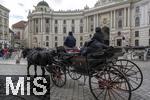 21.11.2023, Österreich, die Hauptstadt Wien. Fiaker transportieren Touristen an der Hofburg. 