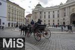 21.11.2023, Österreich, die Hauptstadt Wien. Fiaker transportieren Touristen an der Hofburg.