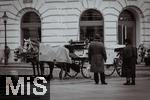 21.11.2023, sterreich, die Hauptstadt Wien. Fiaker warten auf Touristen an der Hofburg. 