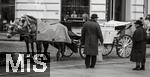 21.11.2023, sterreich, die Hauptstadt Wien. Fiaker warten auf Touristen an der Hofburg. 