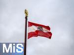 21.11.2023, sterreich, die Hauptstadt Wien. Impressionen vom sterreichischen Regierungsgebude, dem Parlament. Die sterreichische Nationalflagge mit dem Bundesadler weht im Wind.