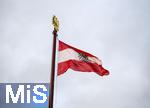 21.11.2023, sterreich, die Hauptstadt Wien. Impressionen vom sterreichischen Regierungsgebude, dem Parlament. Die sterreichische Nationalflagge mit dem Bundesadler weht im Wind.
