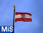 21.11.2023, sterreich, die Hauptstadt Wien. Impressionen vom sterreichischen Regierungsgebude, dem Parlament. Die sterreichische Nationalflagge mit dem Bundesadler weht im Wind.