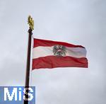 21.11.2023, sterreich, die Hauptstadt Wien. Impressionen vom sterreichischen Regierungsgebude, dem Parlament. Die sterreichische Nationalflagge mit dem Bundesadler weht im Wind.