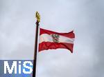 21.11.2023, sterreich, die Hauptstadt Wien. Impressionen vom sterreichischen Regierungsgebude, dem Parlament. Die sterreichische Nationalflagge mit dem Bundesadler weht im Wind.