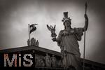 21.11.2023, sterreich, die Hauptstadt Wien. Impressionen vom sterreichischen Regierungsgebude, dem Parlament (links), re: Pallas-Athene-Brunnen, Die sterreichische Nationalflagge mit dem Bundesadler weht im Wind.