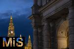 21.11.2023, sterreich, die Hauptstadt Wien. Impressionen vom festlich beleuchteten Rathaus (li) im Abendlicht. Rechts ein Teil vom Wiener Burgtheater.