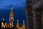 21.11.2023, sterreich, die Hauptstadt Wien. Impressionen vom festlich beleuchteten Rathaus (li) im Abendlicht. Rechts ein Teil vom Wiener Burgtheater.