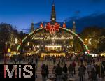21.11.2023, sterreich, die Hauptstadt Wien. Impressionen vom Weihnachtsmarkt vor dem festlich beleuchteten Rathaus im Abendlicht. Hier das groe Eingangstor mit einem Karussell.