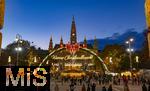 21.11.2023, sterreich, die Hauptstadt Wien. Impressionen vom Weihnachtsmarkt vor dem festlich beleuchteten Rathaus im Abendlicht. Hier das groe Eingangstor mit einem Karussell.