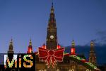 21.11.2023, sterreich, die Hauptstadt Wien. Impressionen vom Weihnachtsmarkt vor dem festlich beleuchteten Rathaus im Abendlicht. Hier das groe Eingangstor mit einem Karussell.
