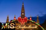 21.11.2023, sterreich, die Hauptstadt Wien. Impressionen vom Weihnachtsmarkt vor dem festlich beleuchteten Rathaus im Abendlicht. Hier das groe Eingangstor mit einem Karussell.