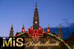 21.11.2023, sterreich, die Hauptstadt Wien. Impressionen vom Weihnachtsmarkt vor dem festlich beleuchteten Rathaus im Abendlicht. Hier das groe Eingangstor mit einem Karussell.