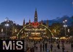 21.11.2023, sterreich, die Hauptstadt Wien. Impressionen vom Weihnachtsmarkt vor dem festlich beleuchteten Rathaus im Abendlicht. Hier das groe Eingangstor mit einem Karussell.