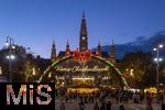 21.11.2023, sterreich, die Hauptstadt Wien. Impressionen vom Weihnachtsmarkt vor dem festlich beleuchteten Rathaus im Abendlicht. Hier das groe Eingangstor mit einem Karussell.