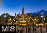 21.11.2023, sterreich, die Hauptstadt Wien. Impressionen vom Weihnachtsmarkt vor dem festlich beleuchteten Rathaus im Abendlicht. Hier das groe Eingangstor mit einem Karussell.