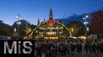 21.11.2023, sterreich, die Hauptstadt Wien. Impressionen vom Weihnachtsmarkt vor dem festlich beleuchteten Rathaus im Abendlicht. Hier das groe Eingangstor mit einem Karussell.