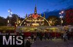 21.11.2023, sterreich, die Hauptstadt Wien. Impressionen vom Weihnachtsmarkt vor dem festlich beleuchteten Rathaus im Abendlicht. Hier das groe Eingangstor, davor fahren Trambahnen vorbei.