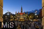 21.11.2023, sterreich, die Hauptstadt Wien. Impressionen vom Weihnachtsmarkt vor dem festlich beleuchteten Rathaus im Abendlicht. Hier das groe Eingangstor mit einem Karussell.