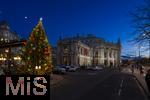 21.11.2023, sterreich, die Hauptstadt Wien. Impressionen vom festlich beleuchteten Burgtheater im Abendlicht.   Links ein farbenfroher Weihnachtsbaum.