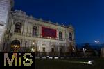 21.11.2023, sterreich, die Hauptstadt Wien. Impressionen vom festlich beleuchteten Burgtheater im Abendlicht. Mit einem Plakat AUFWACHEN BEVOR ES WIEDER FINSTER WIRD 