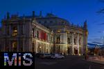 21.11.2023, sterreich, die Hauptstadt Wien. Impressionen vom festlich beleuchteten Burgtheater im Abendlicht.   