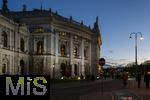 21.11.2023, sterreich, die Hauptstadt Wien. Impressionen vom festlich beleuchteten Burgtheater im Abendlicht.  