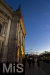 21.11.2023, sterreich, die Hauptstadt Wien. Impressionen vom festlich beleuchteten Burgtheater im Abendlicht. 