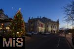 21.11.2023, sterreich, die Hauptstadt Wien. Impressionen vom festlich beleuchteten Burgtheater im Abendlicht.   Links ein farbenfroher Weihnachtsbaum.