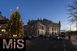 21.11.2023, sterreich, die Hauptstadt Wien. Impressionen vom festlich beleuchteten Burgtheater im Abendlicht.   Links ein farbenfroher Weihnachtsbaum.