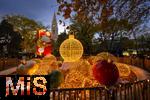 21.11.2023, sterreich, die Hauptstadt Wien. Impressionen vom Weihnachtsmarkt vor dem Rathaus. Hier in illuminierten Grten liegen berdimensionale Weihnachtskugeln mit LED-Lichtern.