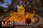 21.11.2023, sterreich, die Hauptstadt Wien. Impressionen vom Weihnachtsmarkt vor dem Rathaus. Hier in illuminierten Grten liegen berdimensionale Weihnachtskugeln mit LED-Lichtern.