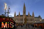 21.11.2023, sterreich, die Hauptstadt Wien. Impressionen vom Weihnachtsmarkt vor dem festlich beleuchteten Rathaus im Abendlicht.    