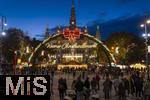 21.11.2023, sterreich, die Hauptstadt Wien. Impressionen vom Weihnachtsmarkt vor dem festlich beleuchteten Rathaus im Abendlicht.   