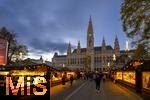 21.11.2023, sterreich, die Hauptstadt Wien. Impressionen vom Weihnachtsmarkt vor dem festlich beleuchteten Rathaus im Abendlicht.    