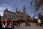 21.11.2023, sterreich, die Hauptstadt Wien. Impressionen vom Weihnachtsmarkt vor dem festlich beleuchteten Rathaus im Abendlicht.    