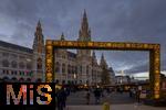 21.11.2023, sterreich, die Hauptstadt Wien. Impressionen vom Weihnachtsmarkt vor dem festlich beleuchteten Rathaus im Abendlicht.    