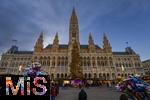 21.11.2023, sterreich, die Hauptstadt Wien. Impressionen vom Weihnachtsmarkt vor dem festlich beleuchteten Rathaus im Abendlicht.    