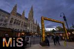 21.11.2023, sterreich, die Hauptstadt Wien. Impressionen vom Weihnachtsmarkt vor dem festlich beleuchteten Rathaus im Abendlicht.    