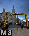 21.11.2023, sterreich, die Hauptstadt Wien. Impressionen vom Weihnachtsmarkt vor dem festlich beleuchteten Rathaus im Abendlicht.    