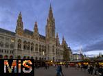 21.11.2023, sterreich, die Hauptstadt Wien. Impressionen vom Weihnachtsmarkt vor dem festlich beleuchteten Rathaus im Abendlicht.    