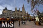 21.11.2023, sterreich, die Hauptstadt Wien. Impressionen vom Weihnachtsmarkt vor dem festlich beleuchteten Rathaus im Abendlicht.    