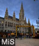 21.11.2023, sterreich, die Hauptstadt Wien. Impressionen vom Weihnachtsmarkt vor dem festlich beleuchteten Rathaus im Abendlicht.    