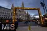 21.11.2023, sterreich, die Hauptstadt Wien. Impressionen vom Weihnachtsmarkt vor dem festlich beleuchteten Rathaus im Abendlicht.    