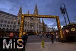 21.11.2023, sterreich, die Hauptstadt Wien. Impressionen vom Weihnachtsmarkt vor dem festlich beleuchteten Rathaus im Abendlicht.    