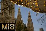 21.11.2023, sterreich, die Hauptstadt Wien. Impressionen vom Weihnachtsmarkt vor dem festlich beleuchteten Rathaus im Abendlicht.    