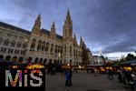 21.11.2023, sterreich, die Hauptstadt Wien. Impressionen vom Weihnachtsmarkt vor dem festlich beleuchteten Rathaus im Abendlicht.    