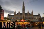 21.11.2023, sterreich, die Hauptstadt Wien. Impressionen vom Weihnachtsmarkt vor dem festlich beleuchteten Rathaus im Abendlicht.   