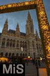 21.11.2023, sterreich, die Hauptstadt Wien. Impressionen vom Weihnachtsmarkt vor dem festlich beleuchteten Rathaus im Abendlicht.    